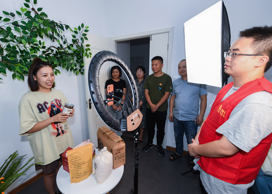 從&ldquo;路人甲&rdquo;到&ldquo;新網(wǎng)紅&rdquo;：小鎮(zhèn)青年網(wǎng)絡(luò)&ldquo;逆襲&rdquo;之路