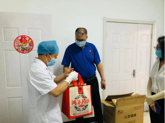 向奮斗者致敬！鴻茅藥業(yè)走訪慰問市勞模代表