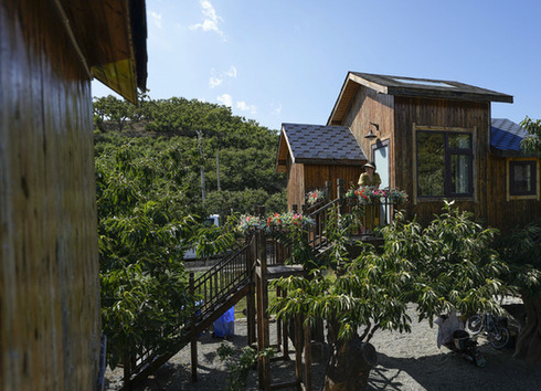 民宿走俏　&ldquo;照騙&rdquo;泛濫 民宿變&ldquo;民訴&rdquo;　原因?yàn)槟陌悖? /></a>
<p>民宿行業(yè)迎來(lái)接待熱潮，但也出現(xiàn)一些民宿商家借各種套路侵害消費(fèi)者權(quán)益的情況。</p>
<div   id=