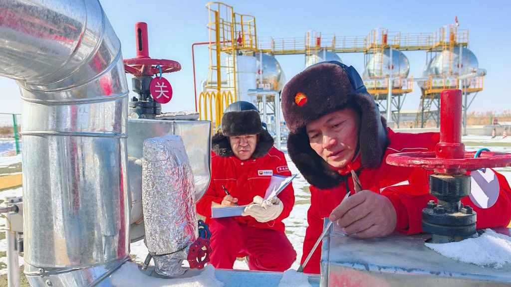 新春走基層&middot;春節(jié)他們在一線丨河套盆地采油人：冰清雪白一抹紅