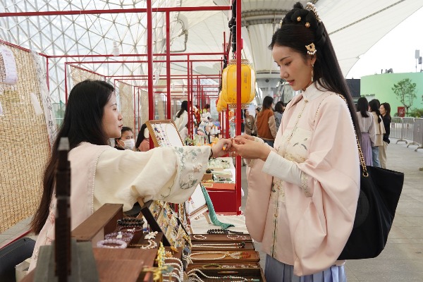 &ldquo;新中式&rdquo;服裝火到&ldquo;出圈&rdquo;，&ldquo;國潮&rdquo;如何變熱潮？